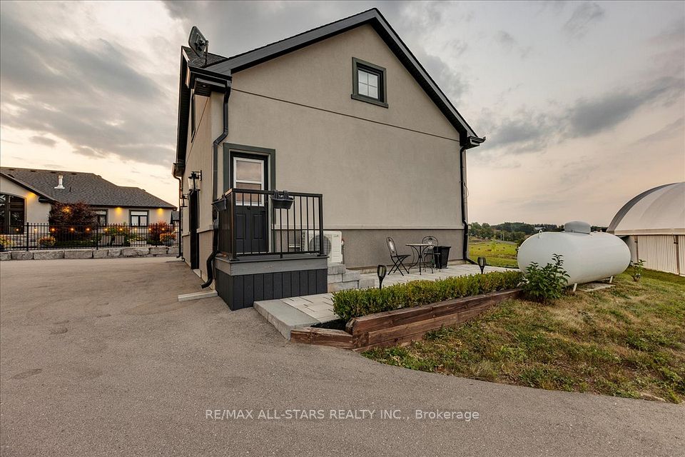 Approx. 700sqft Open Concept Loft