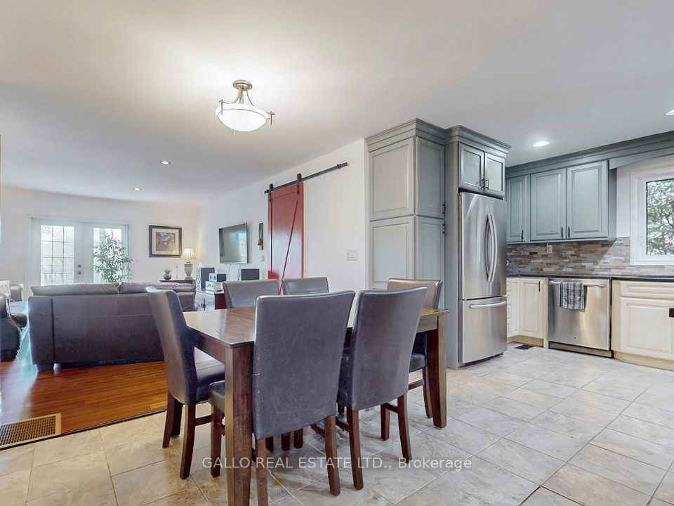 Open concept - 966 ft2 on main