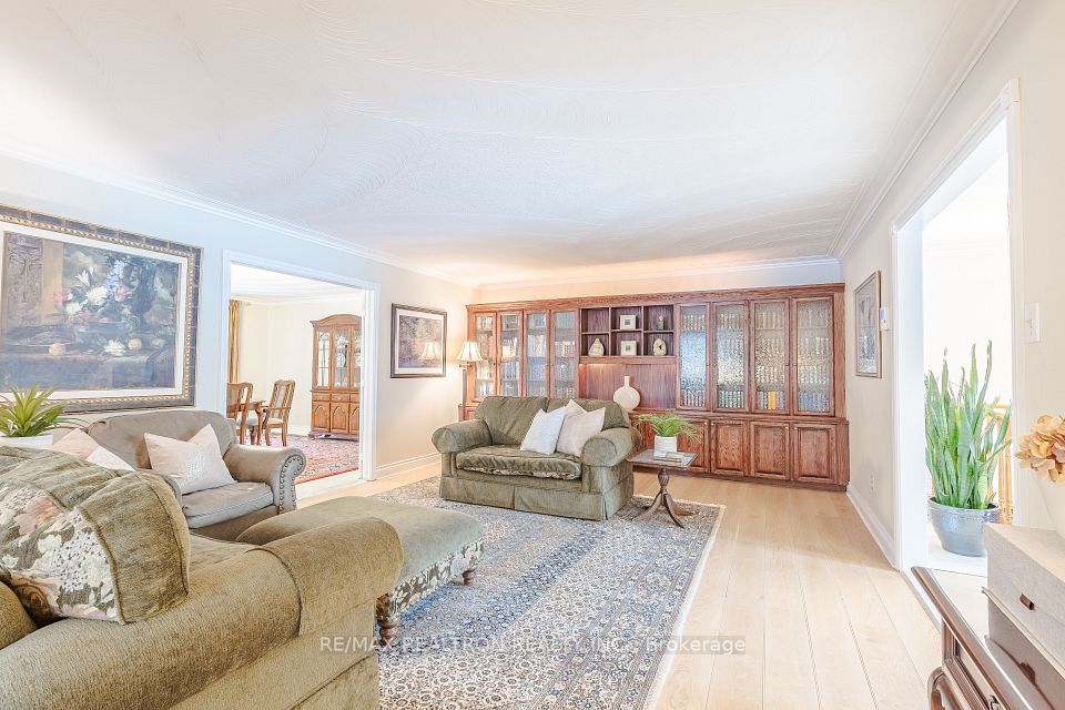 Built-in bookcase and shelving