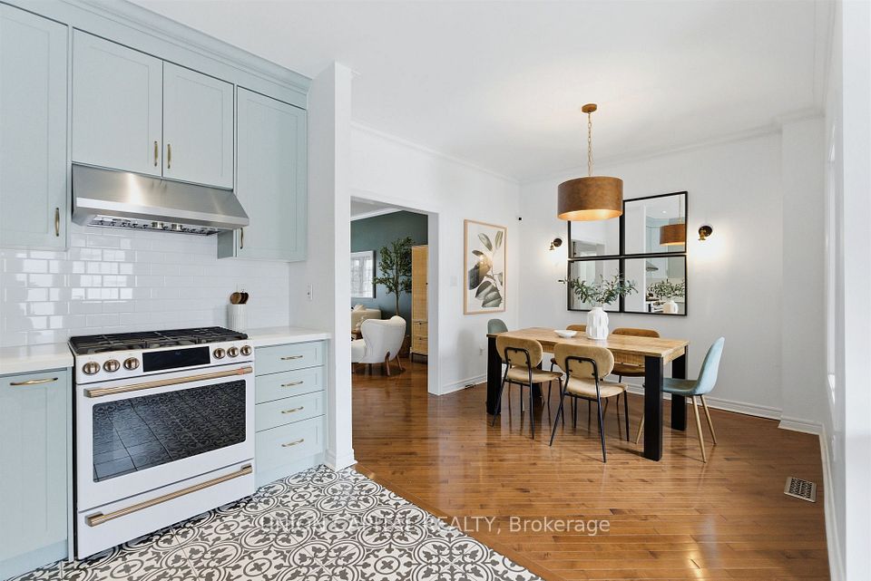 BREAKFAST AREA LARGE ENOUGH TO SEAT 6