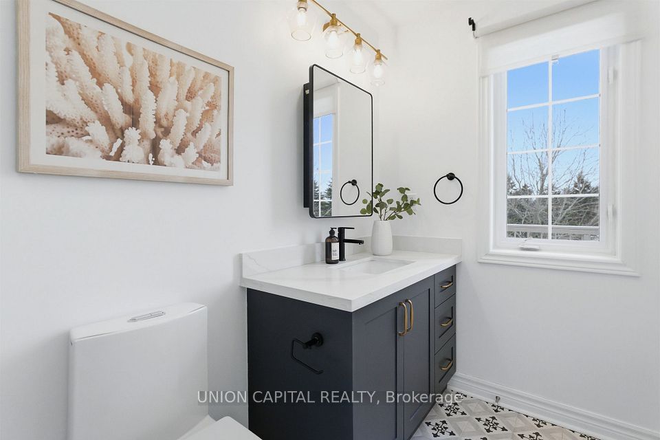 PRIVATE RAVINE VIEW & NATURAL LIGHT IN BATHROOM