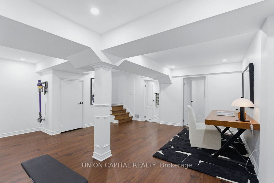 SMOOTH CEILING, POT LIGHTS, LAMINATE FLOORS