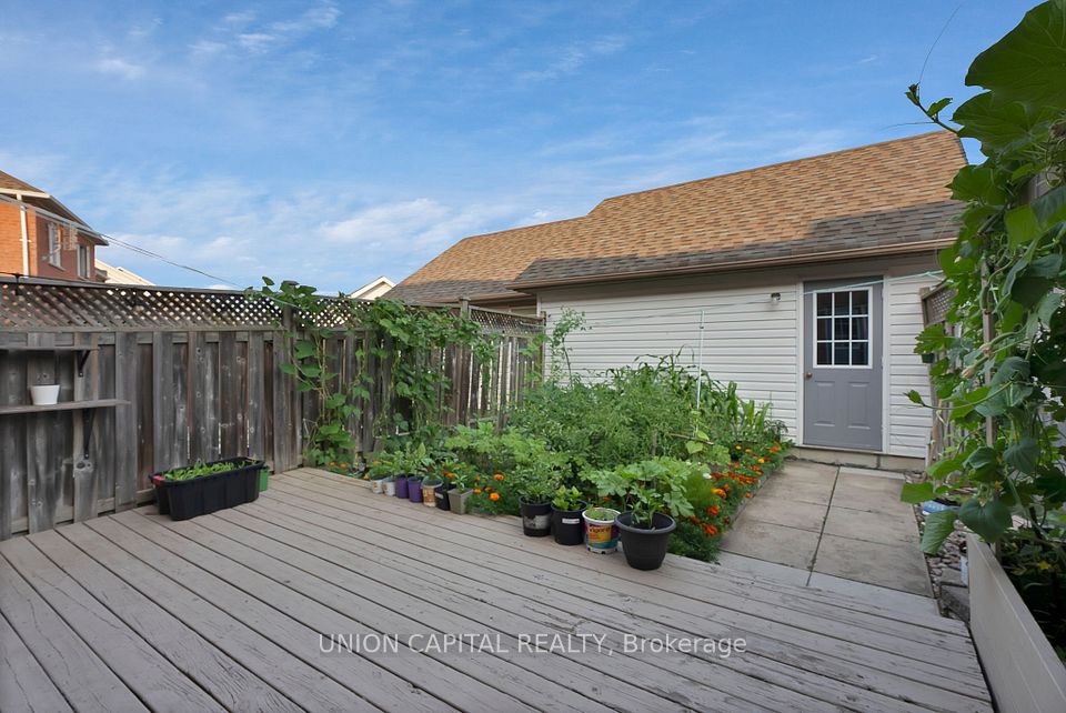 FINISHED DECK- LOW MAINTENANCE, HAVE A BBQ & RELAX