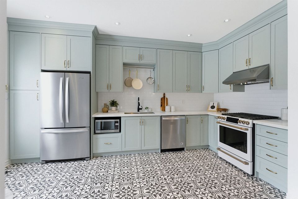 STYLISH KITCHEN W/CUSTOM DESIGNED CABINETRY