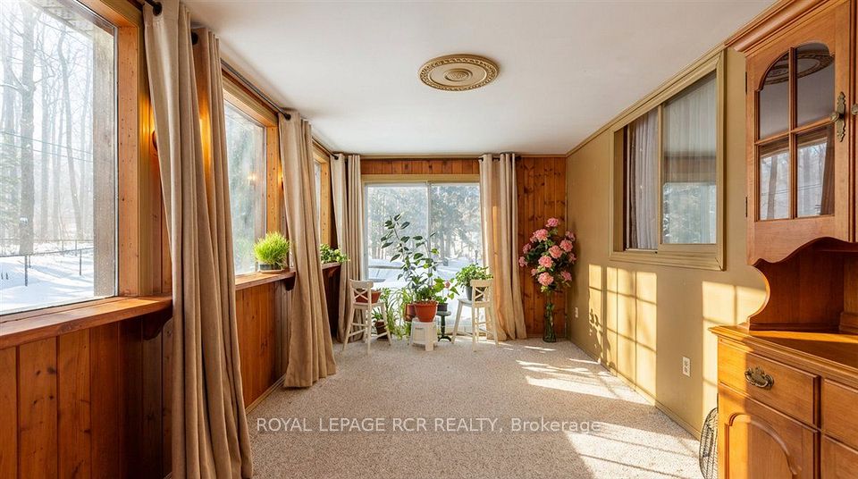 Family rm walk out to backyard