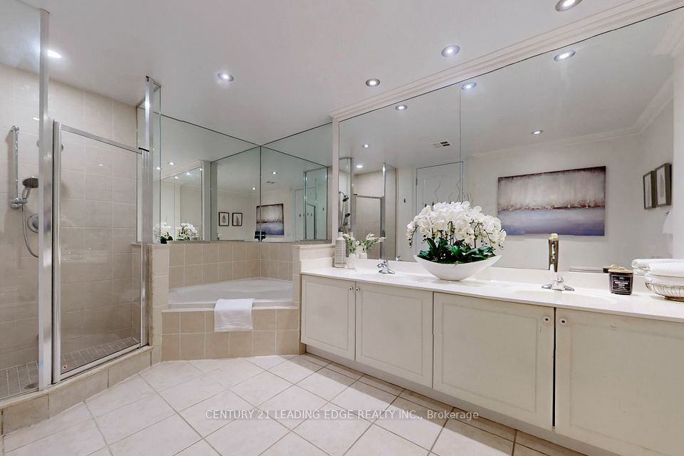 Large 6 PC Ensuite Bathroom