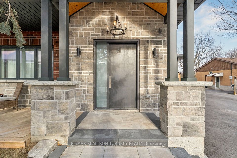 Stone/brick home in the heart of Uxbridge