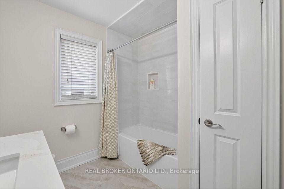 Updated Main 4 Piece Bathroom