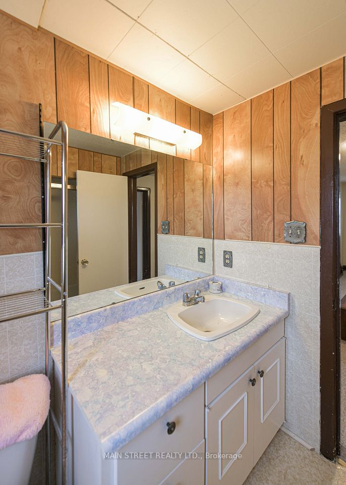 2 Pc bath main floor