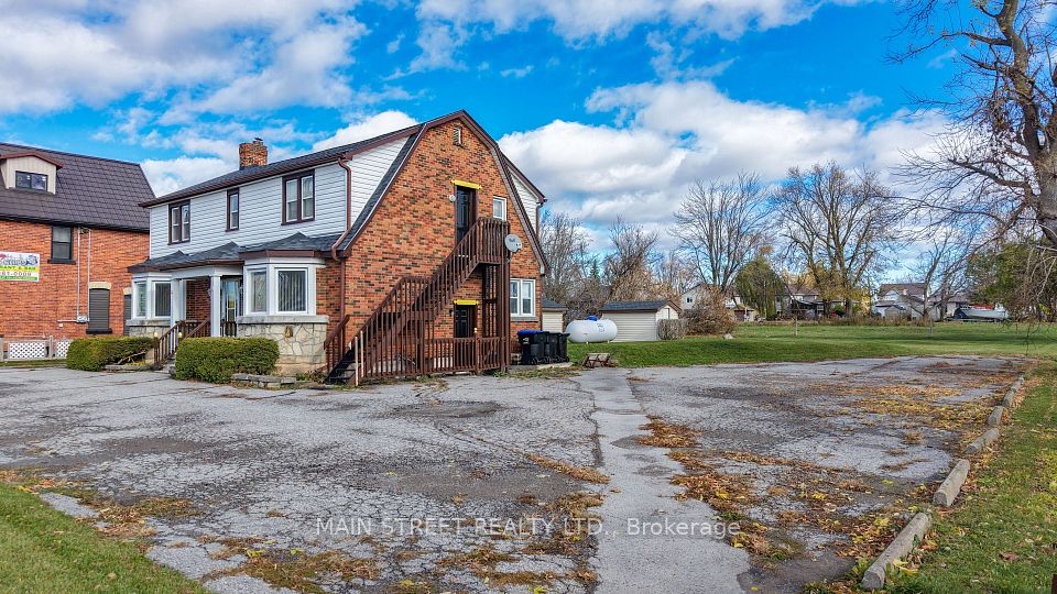 Separate stairs to upper apartment