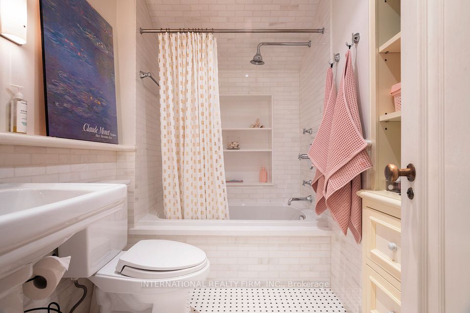 2nd bedroom en suite bath.