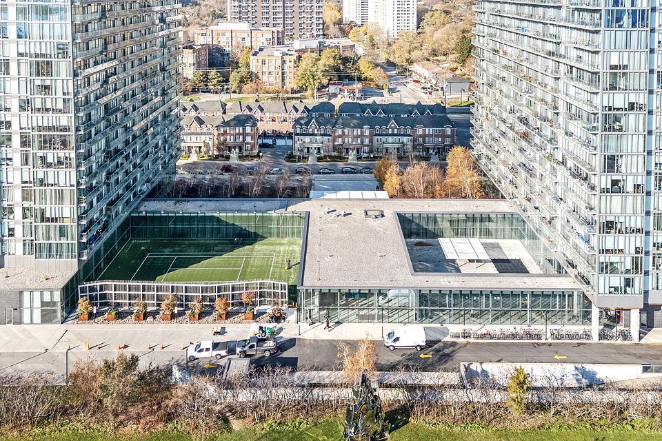 Tennis court / outdoor pool