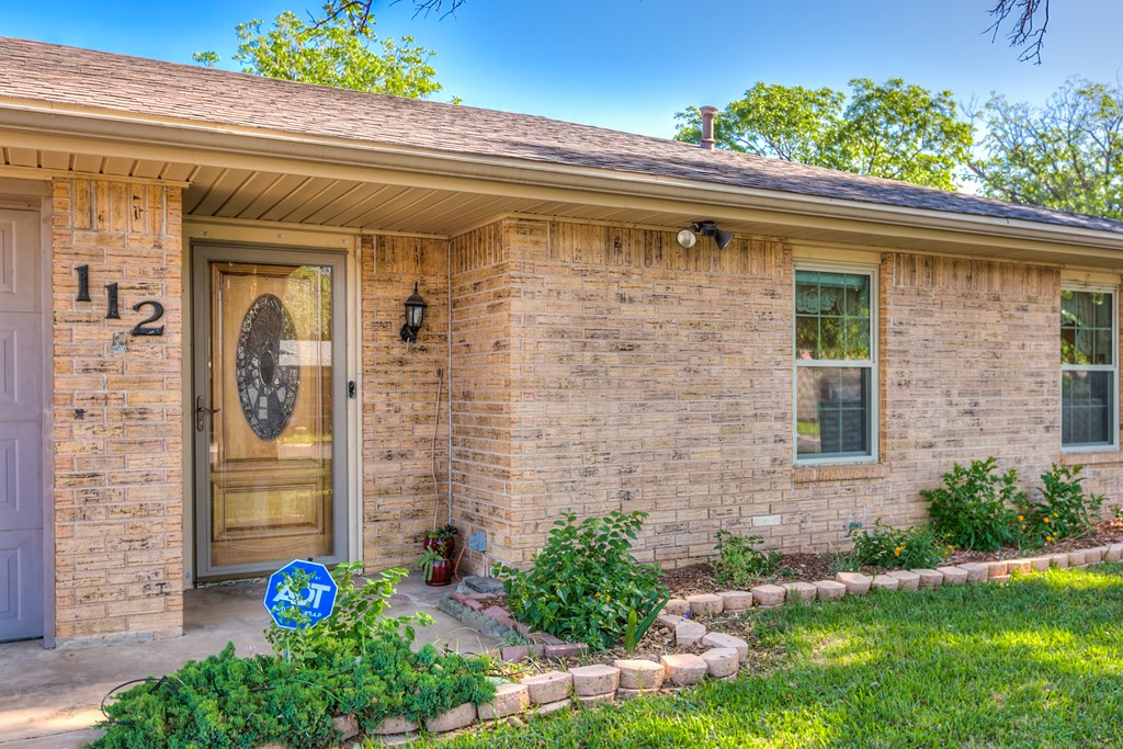 Great Curb Appeal!