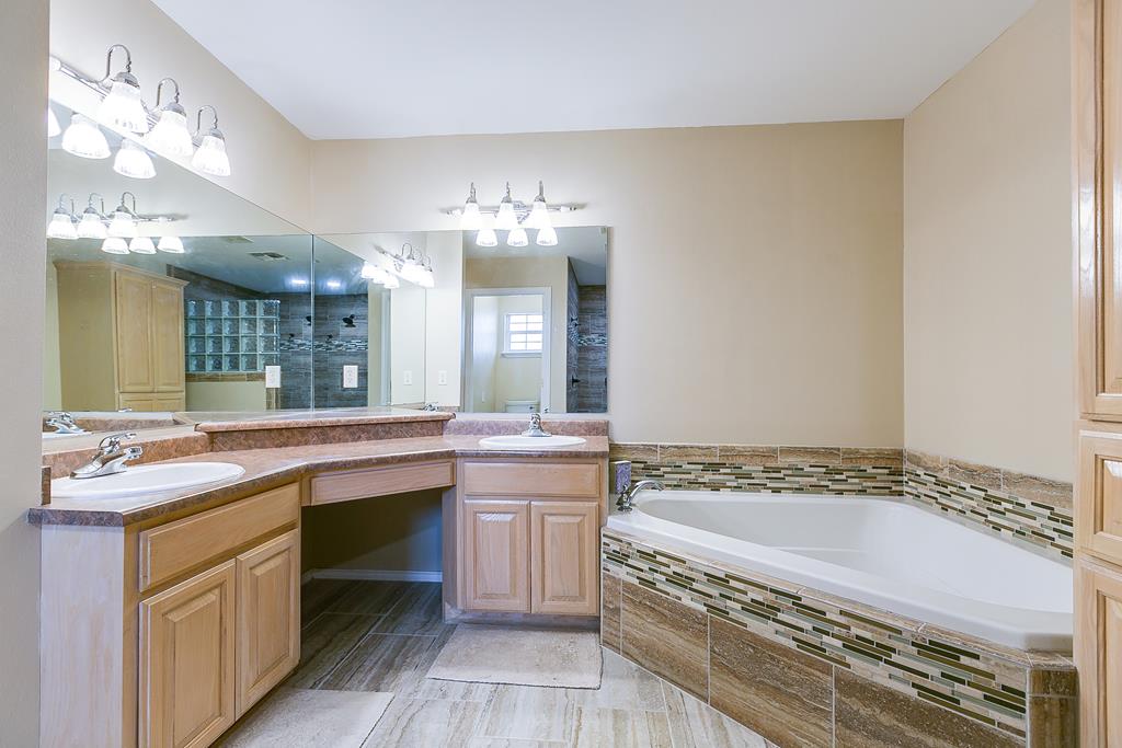 601 Burlington Road - Master Bathroom
