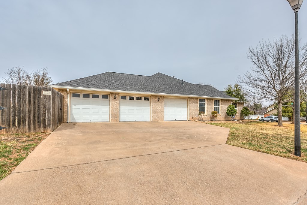 601 Burlington Road - 3 Car Garage