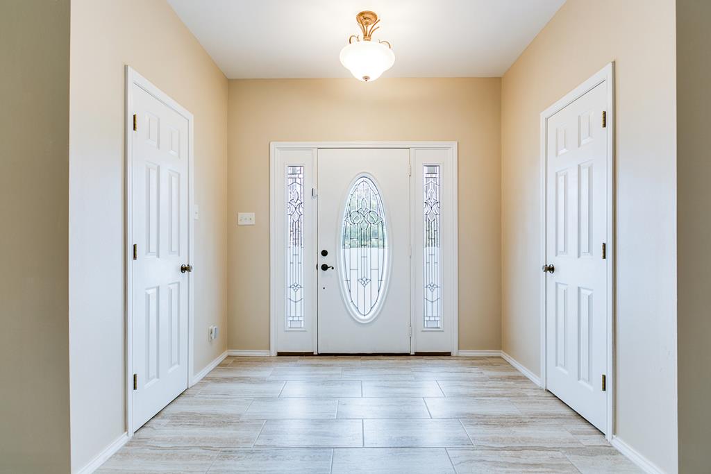601 Burlington Road - Entryway