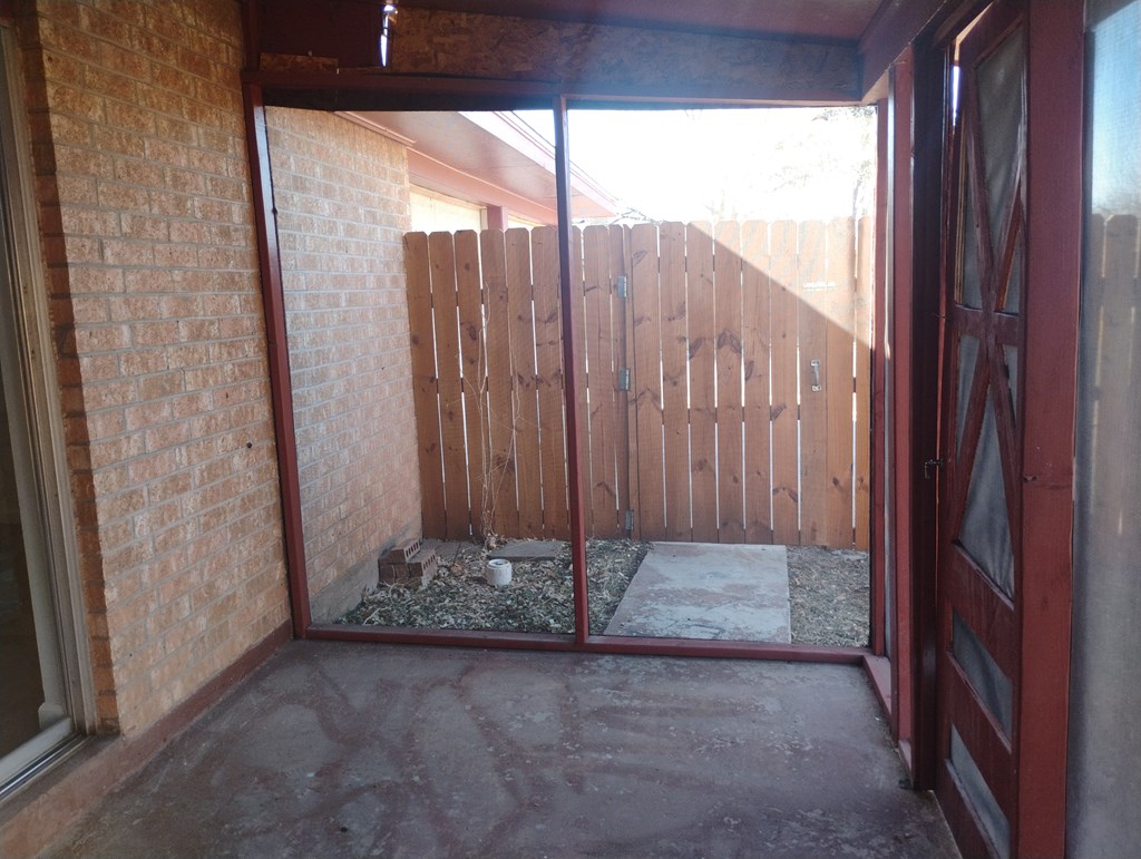 Enclosed porch/Sunroom