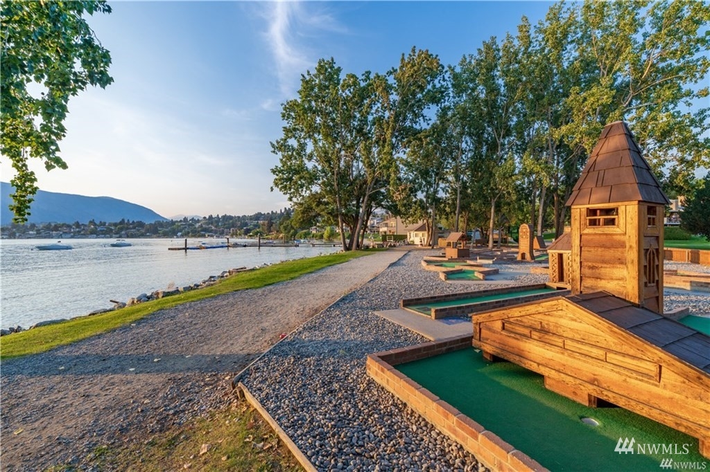 Condo is less than 1 block to sandy beach waterfront amenities