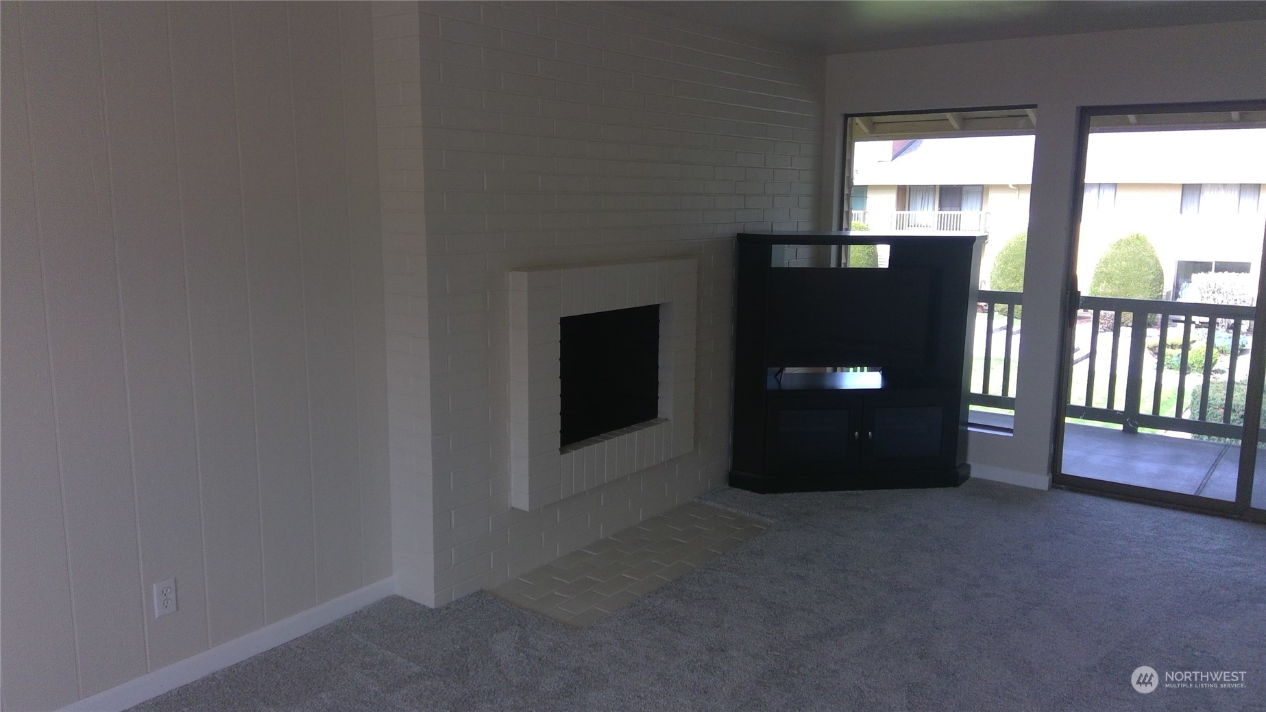 Living Room / Fireplace