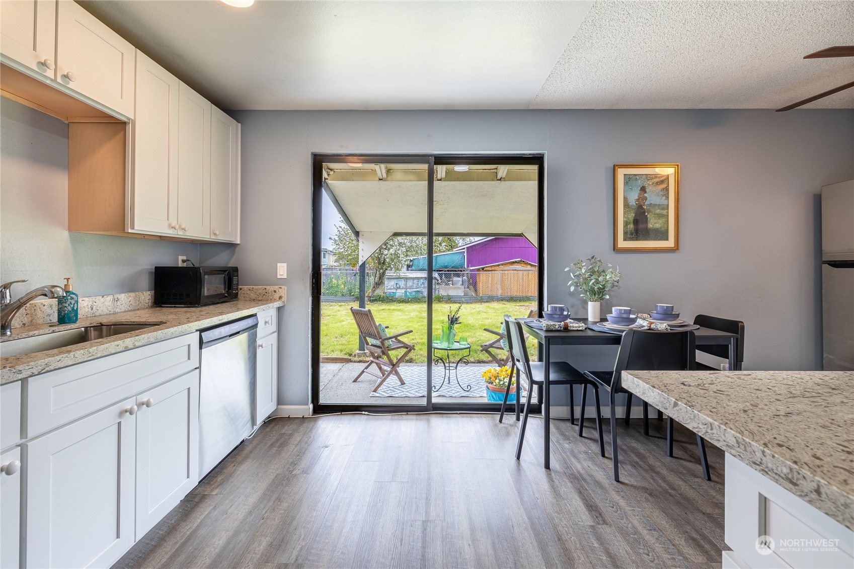 Whether you eat inside or outside, you can deliver the meal with a breeze.