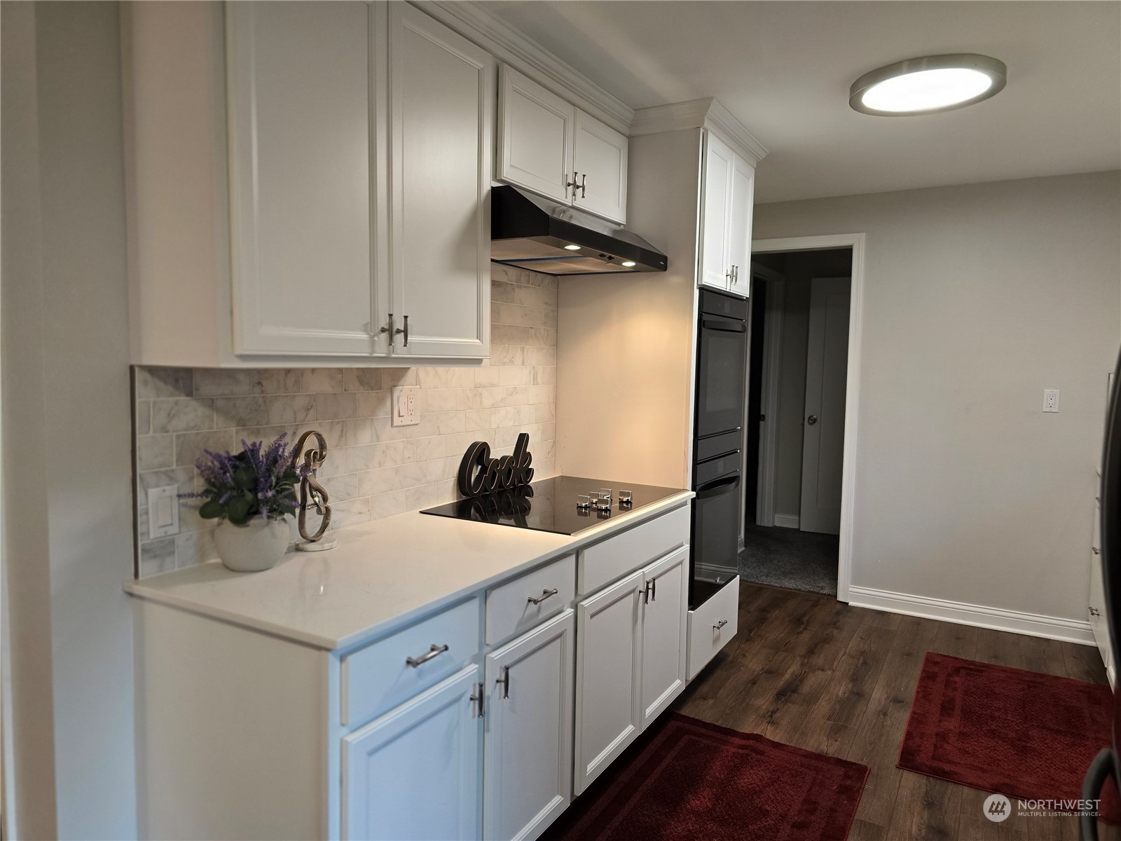 Gorgeous Tile work, new cabinets and Appliances. double over.