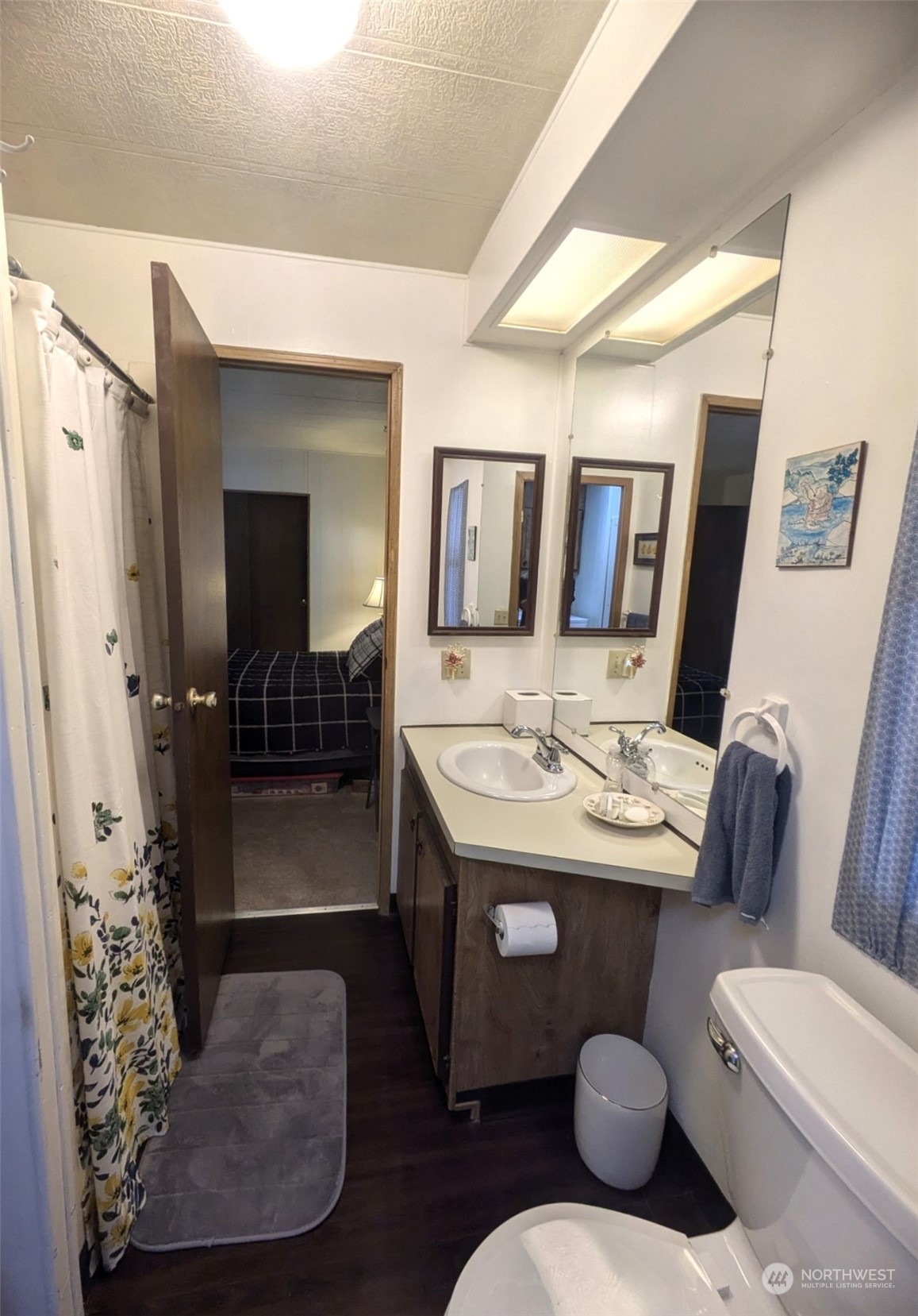 Main bathroom with shower