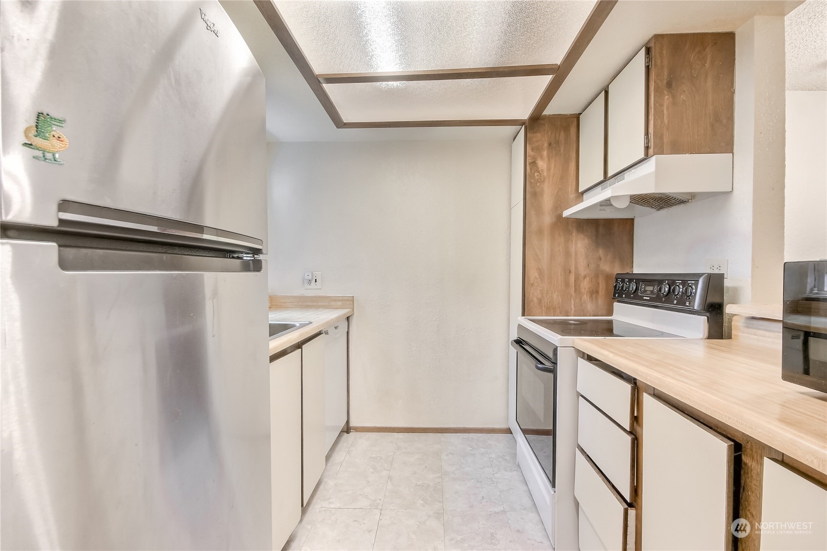 Light and bright kitchen. All appliances stay!