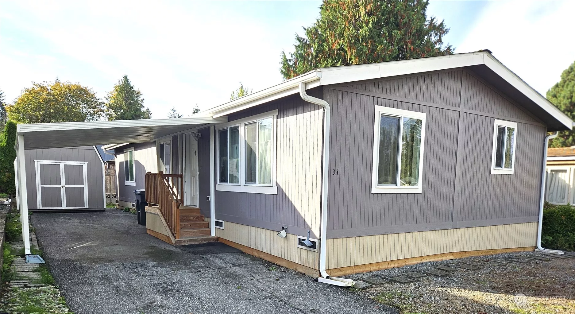 Spacious, 1,248 sq ft., three bedroom home with one and three quarters bath located in an over 55 park, Alpine Ridge South. Hime has been professionally cleaned.