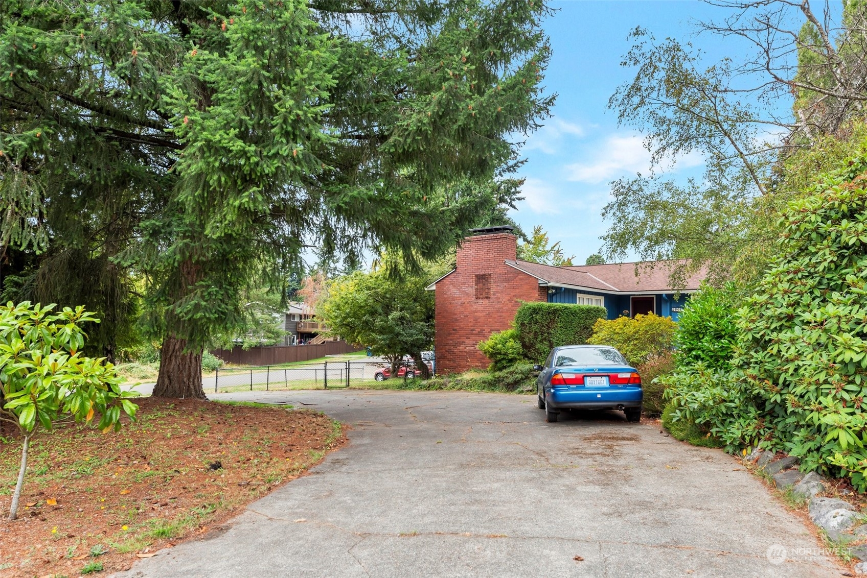 Circular driveway, plenty of parking