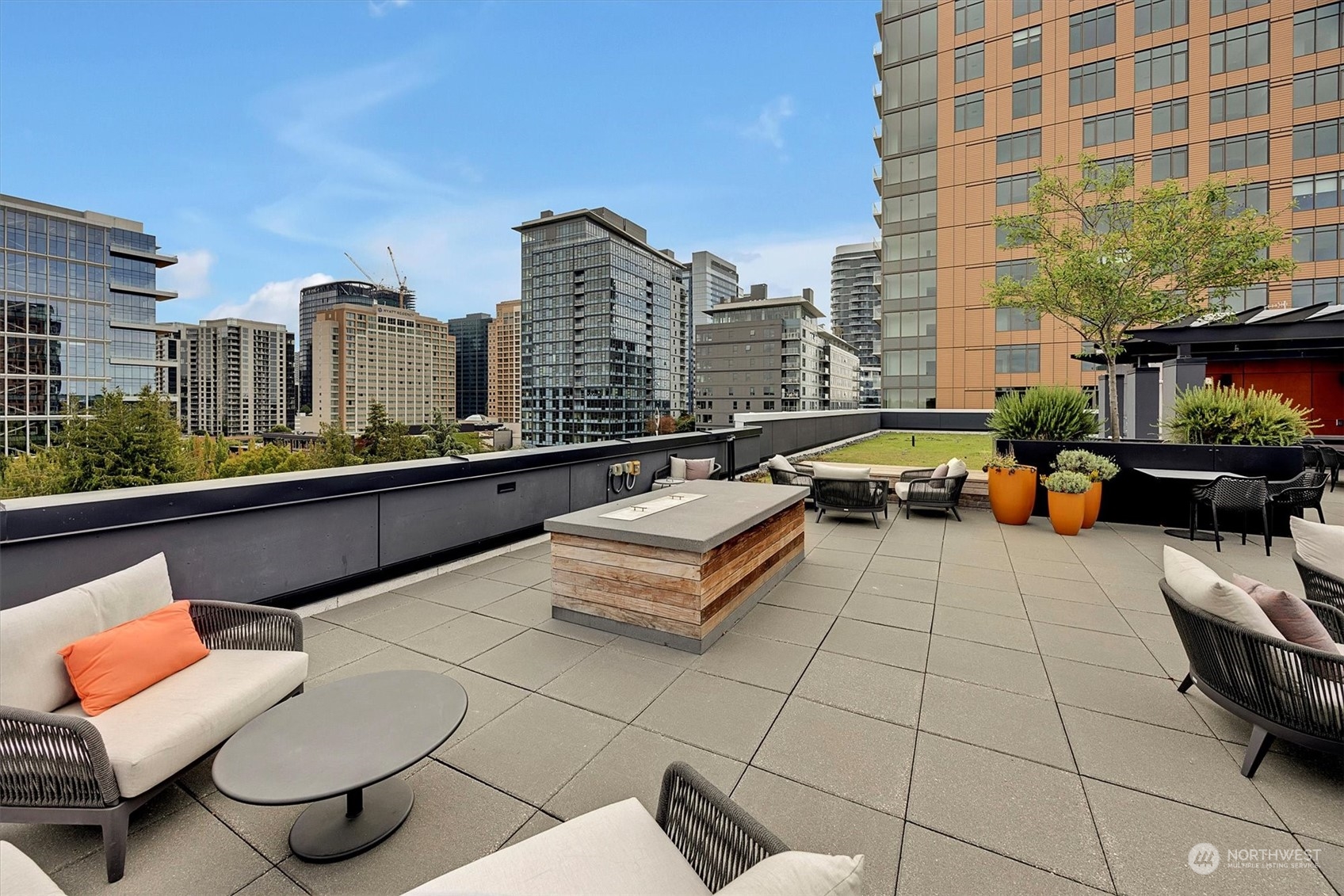 Residents enjoy access to unrivaled amenities, including a rooftop deck with sweeping 360-degree views, BBQ grills, a wet bar, and a dog run for your four-legged friends.