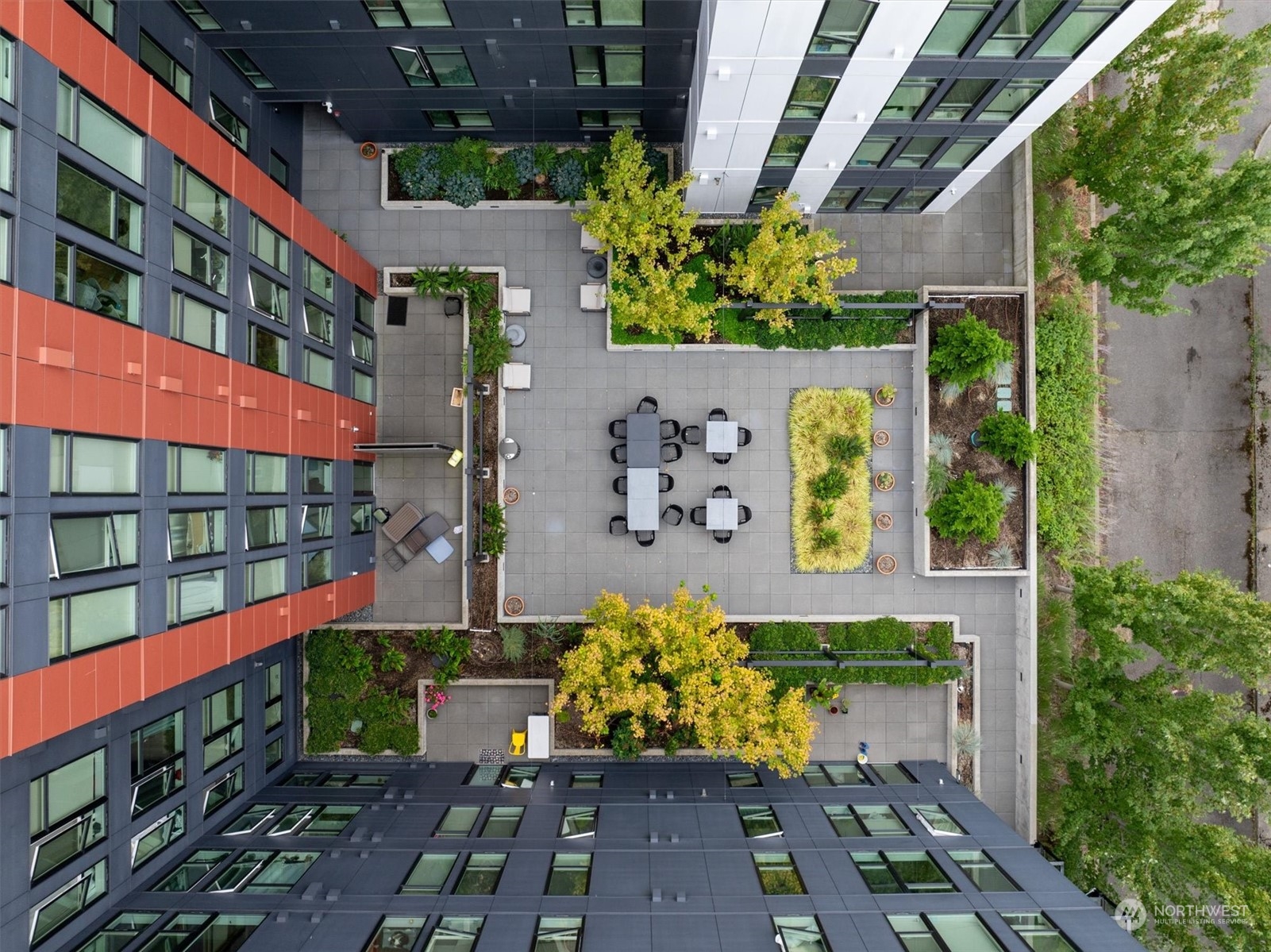 Overlooks a resident courtyard