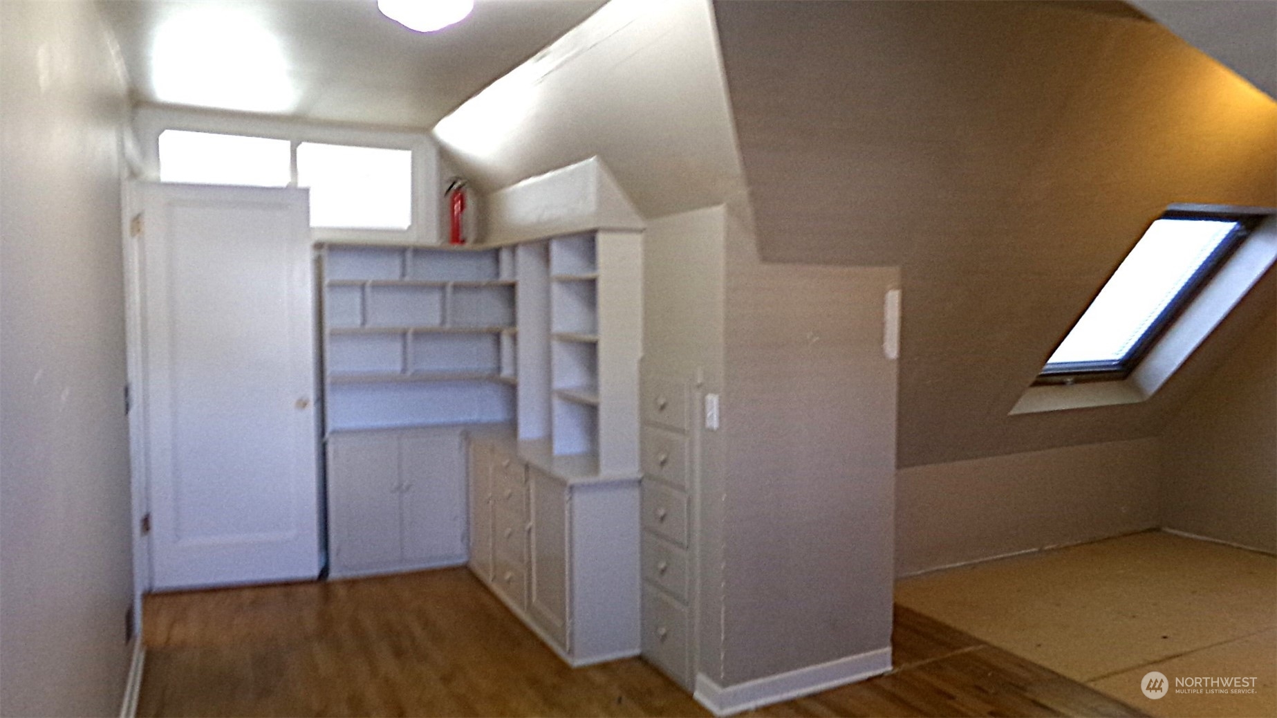 Upper bonus room w/ built-ins