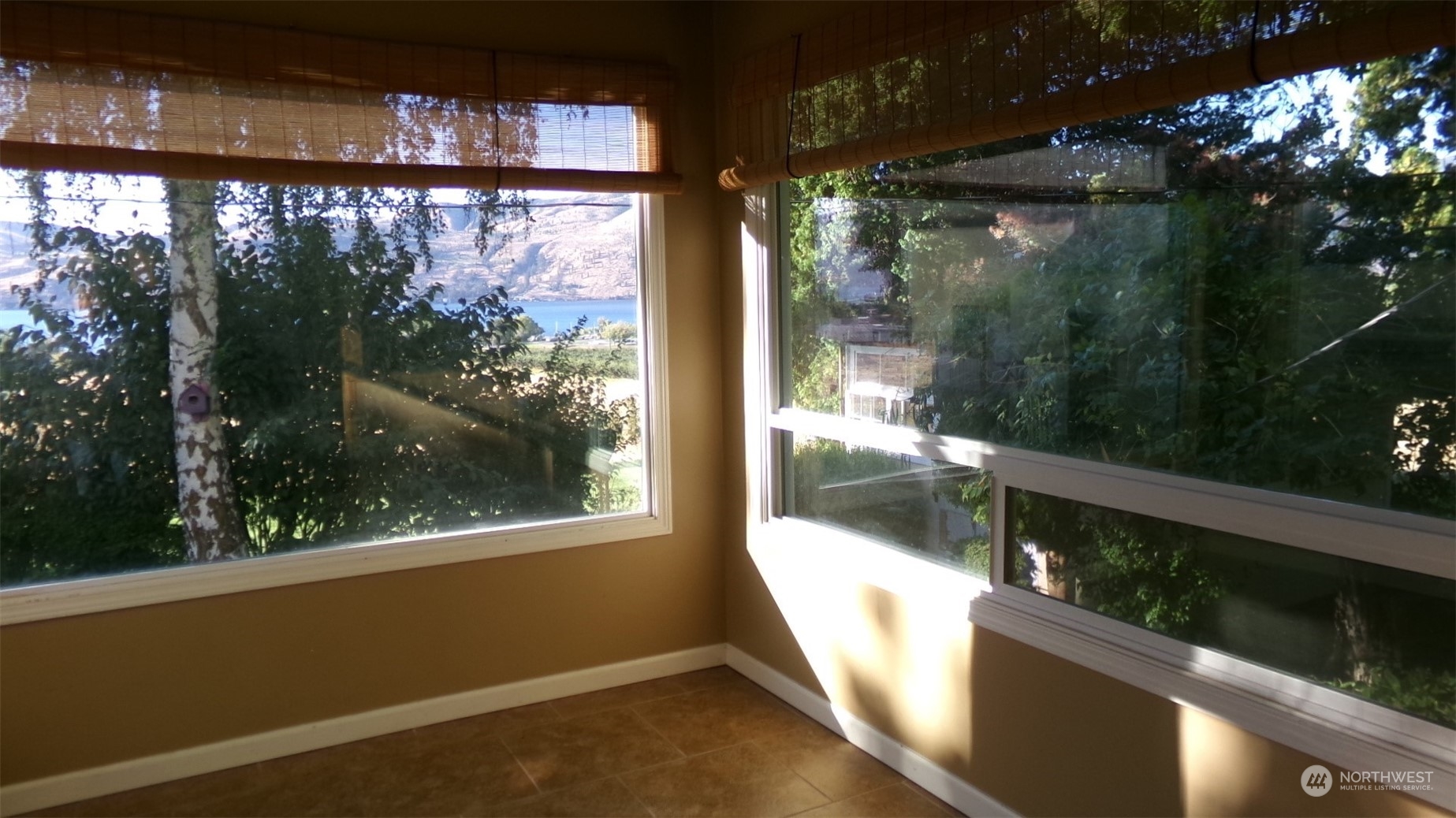 Sunroom Full of light and Lake/MT Views