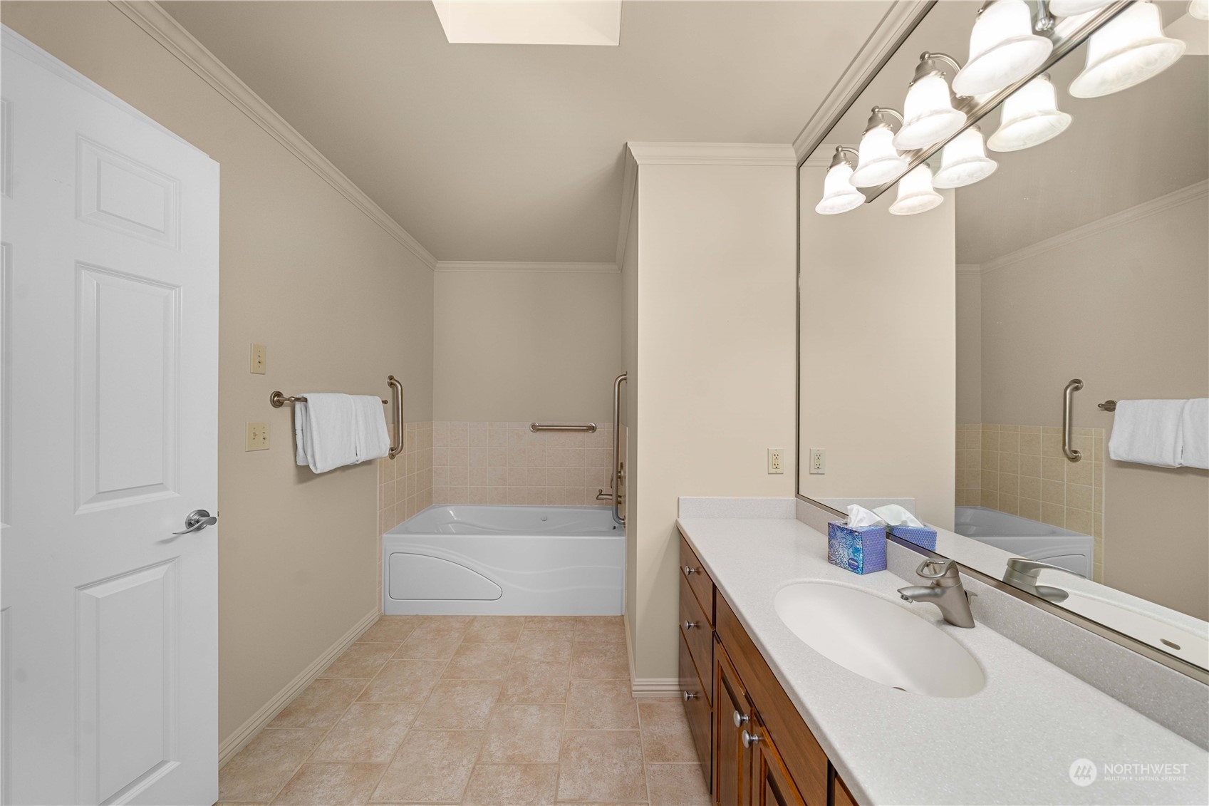 Common bathroom with tiled tub surround