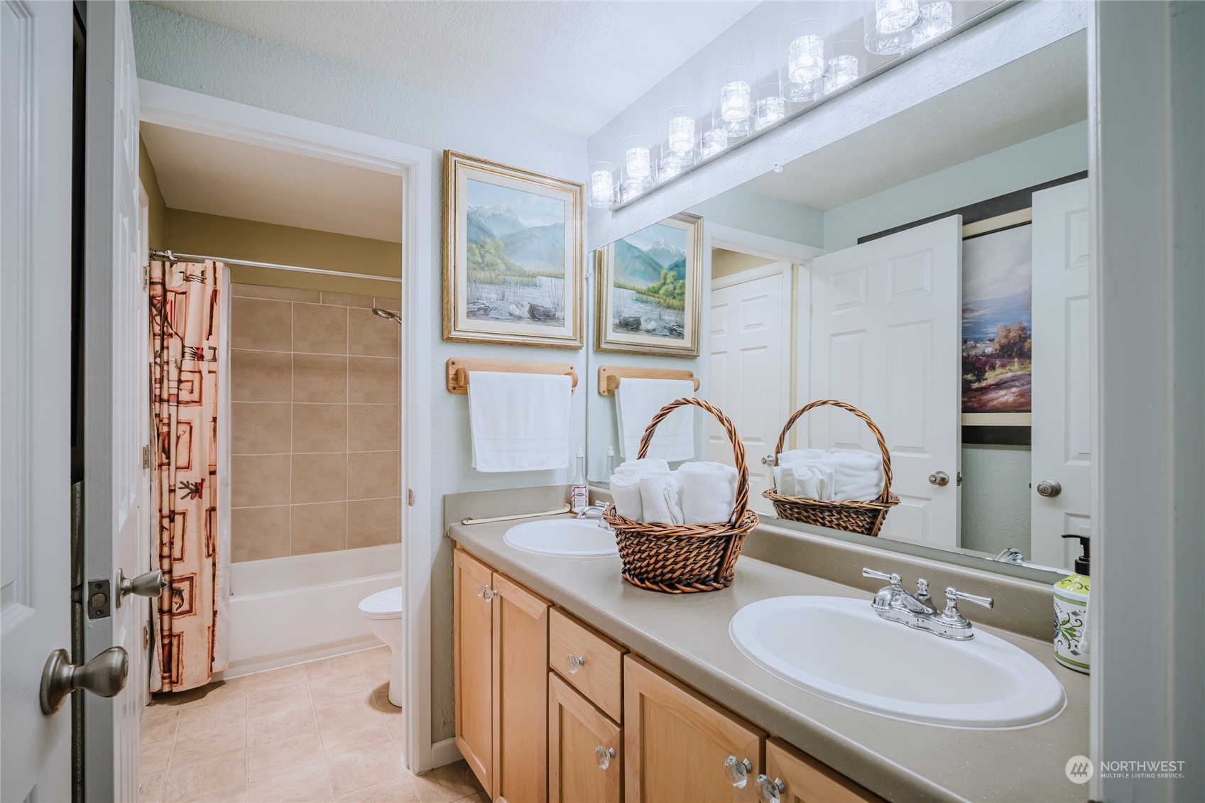 The seller doesn't need two bedrooms but loves to do woodworking. You can tell by his tools how large this bedroom really is!