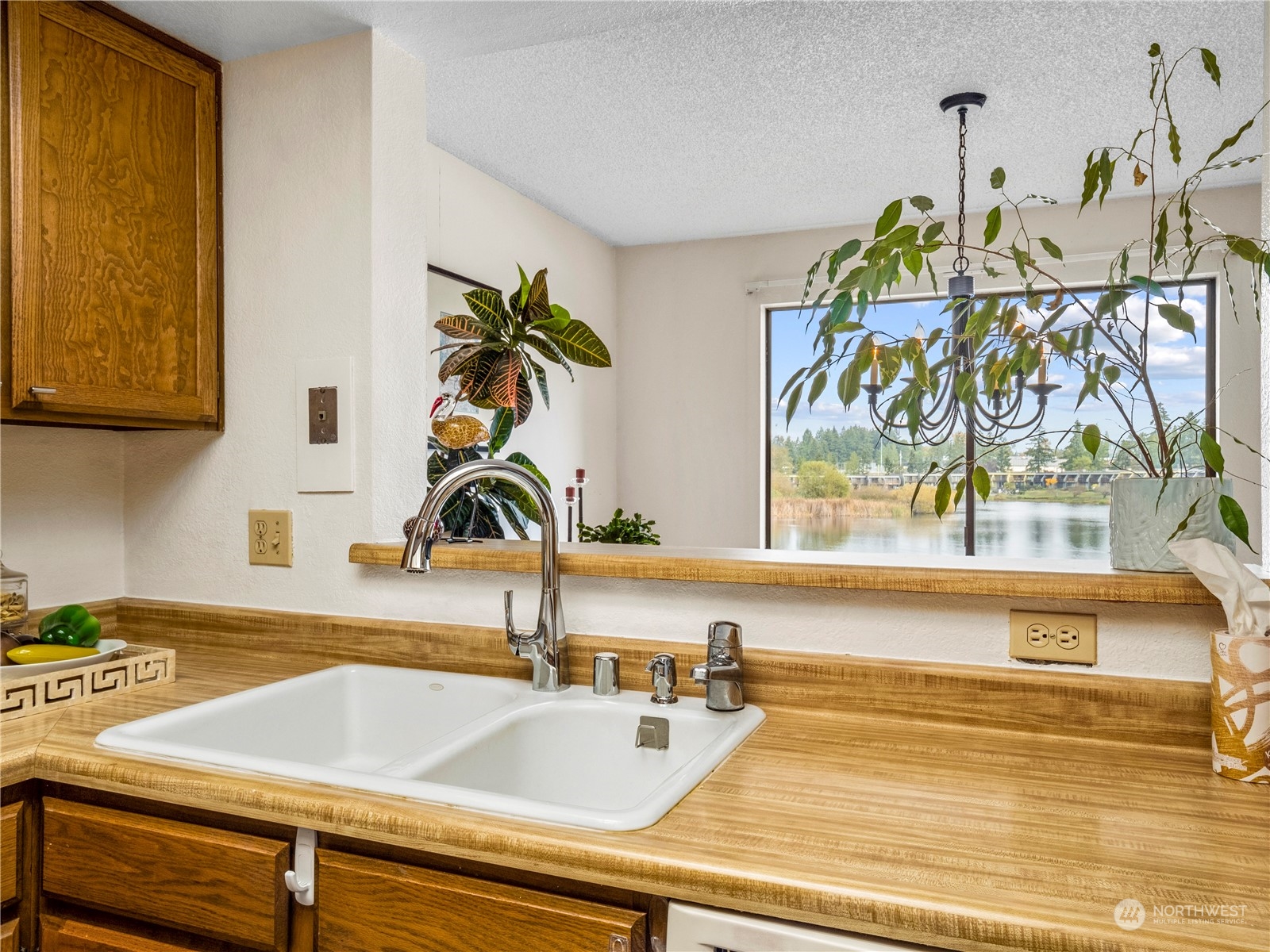 There is even a spectacular view from the kitchen, makes doing dishes enjoyable.