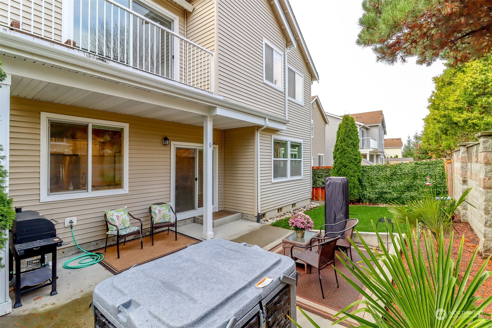 Fenced yard w/hot tub & patio