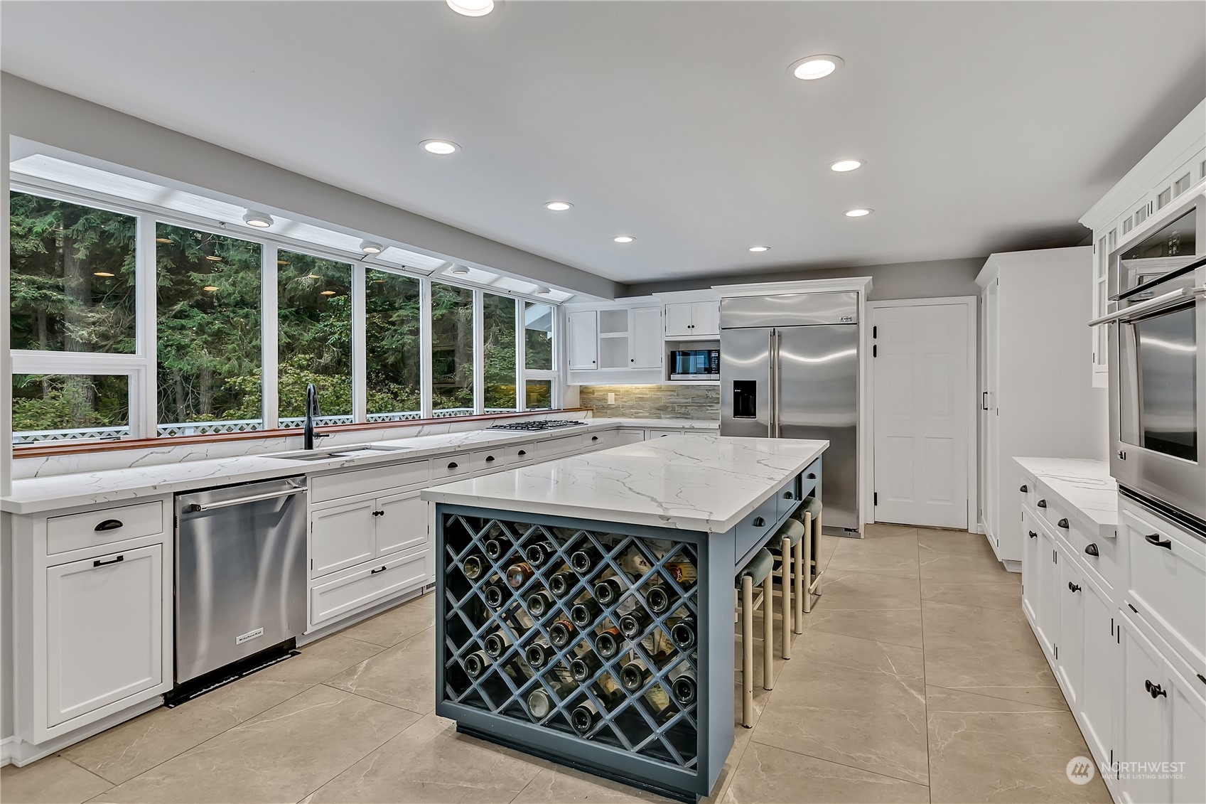 Kitchen with large Island