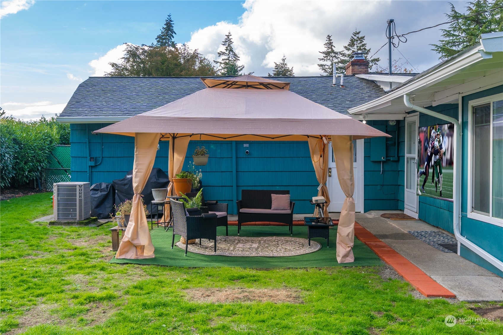 Gazebo w/Outdoor movie screen