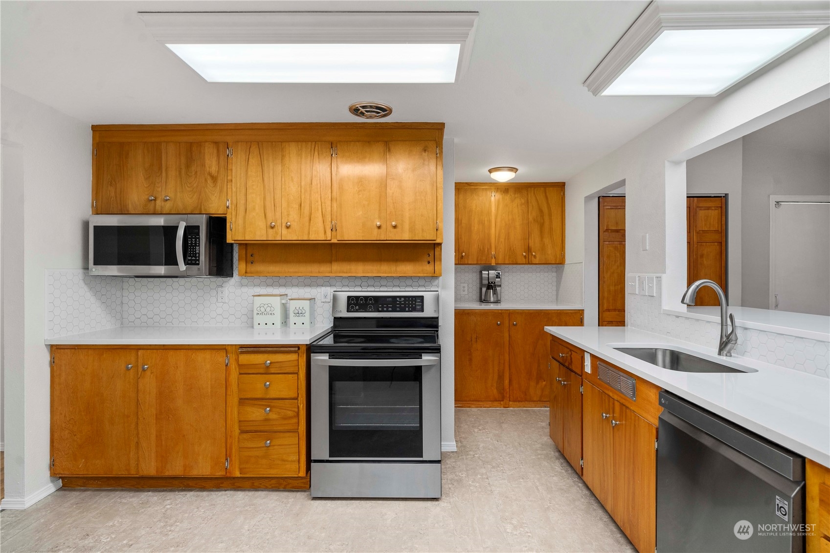 Kitchen w/Quartz countertops & tile backsplash