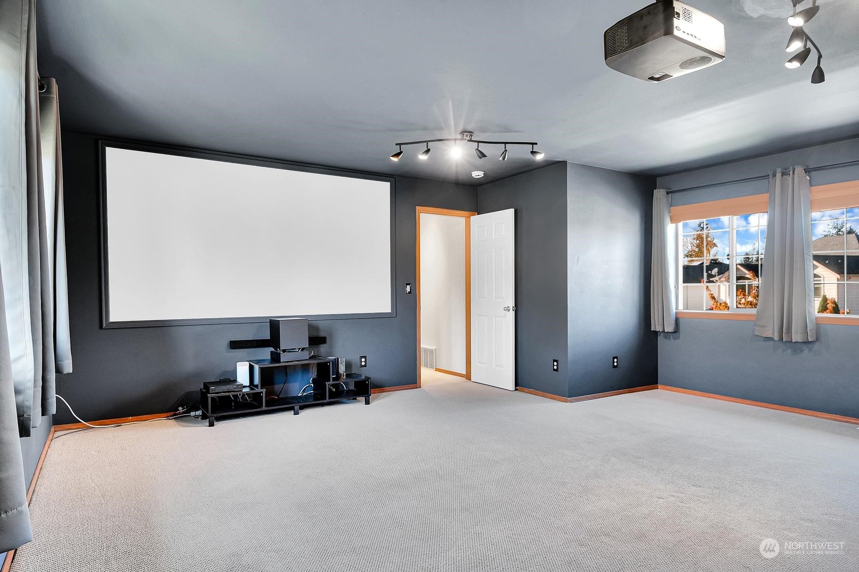 Bonus Room/Theater (projector/screen conveys)