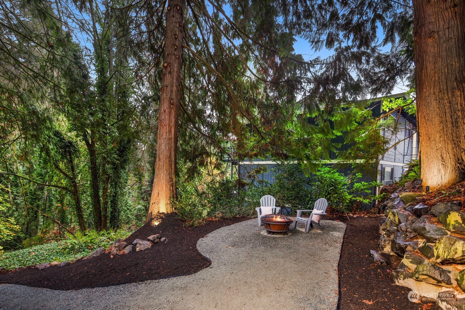 Firepit area under a beautiful tree canopy. Great place to relax and unwind.