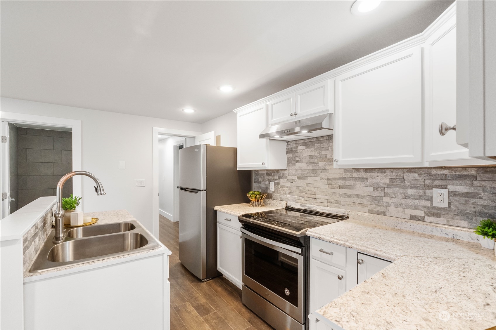 New appliances, beautiful tile accents