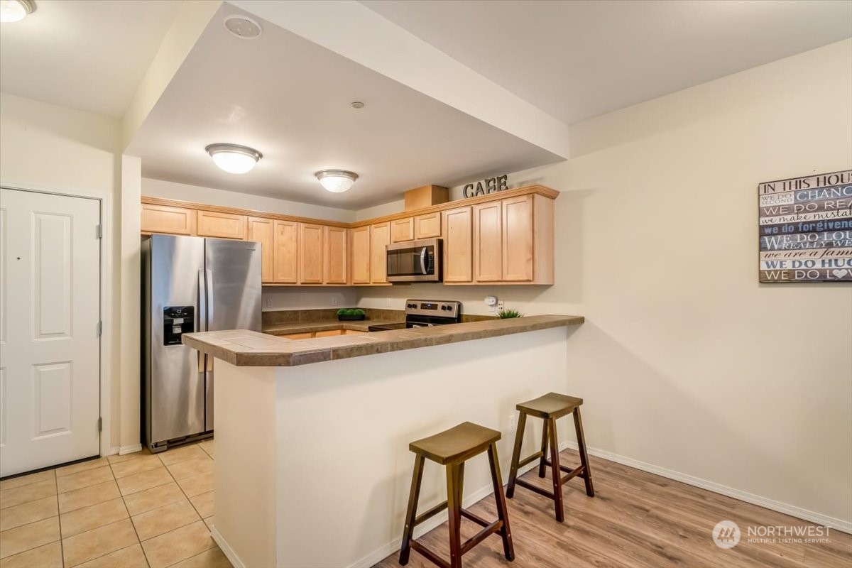 Breakfast bar & eating area!