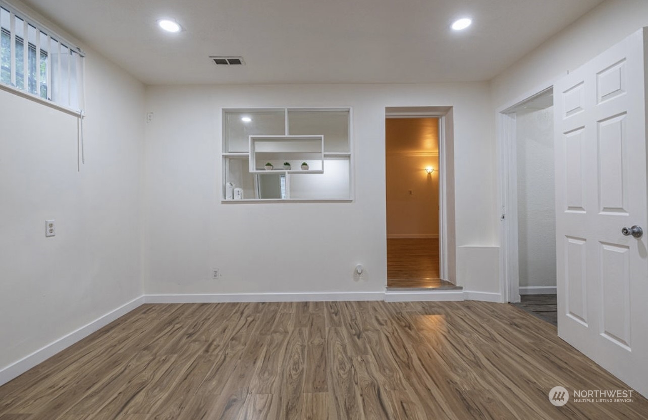 Beautiful decorative wall with mirror at the Family Room downstair