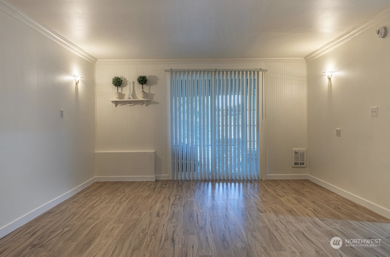 Big Bonus Room with closet, sliding door accessed to backyard