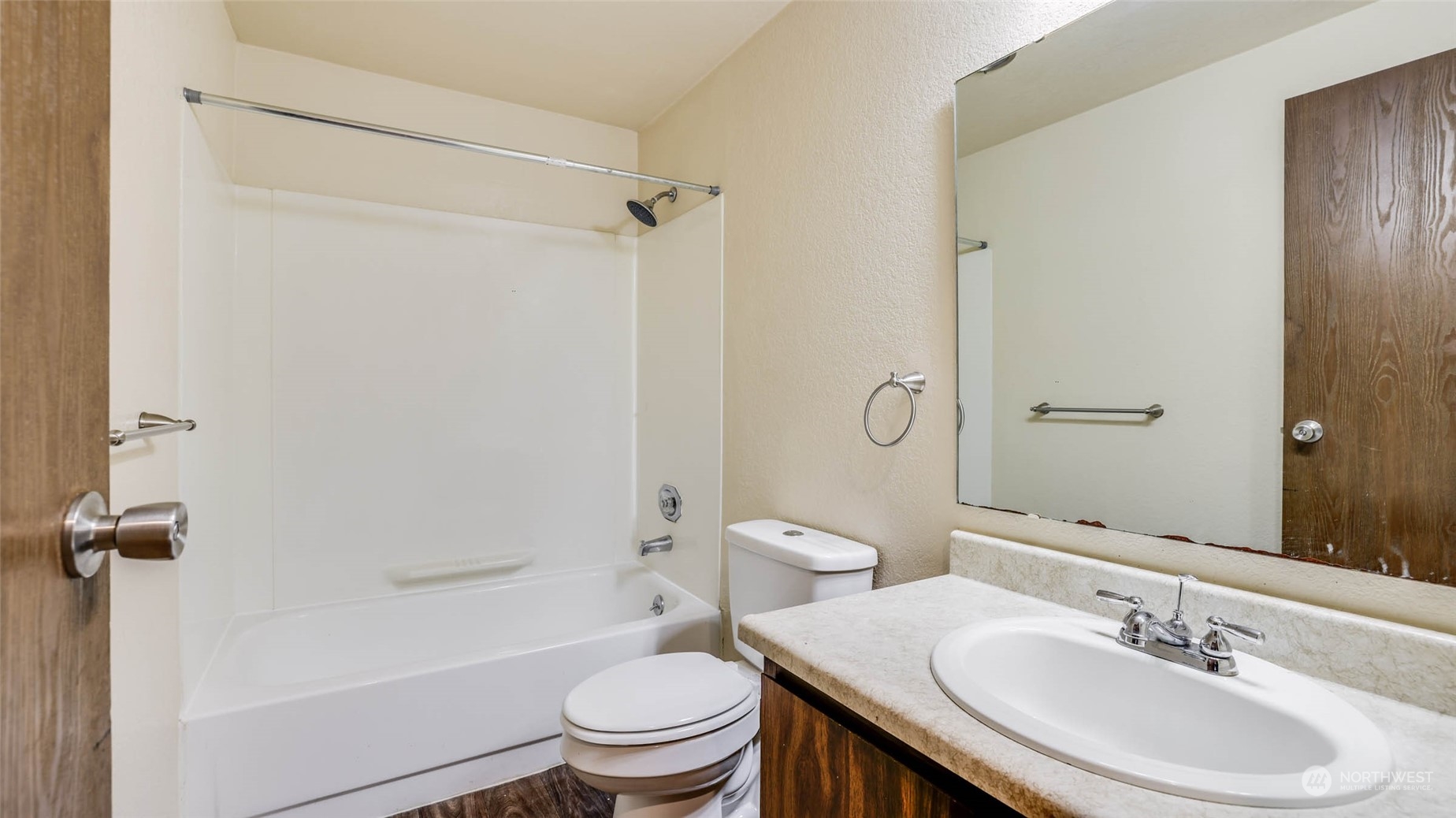 Centrally located full bath between the main living space and bedrooms.