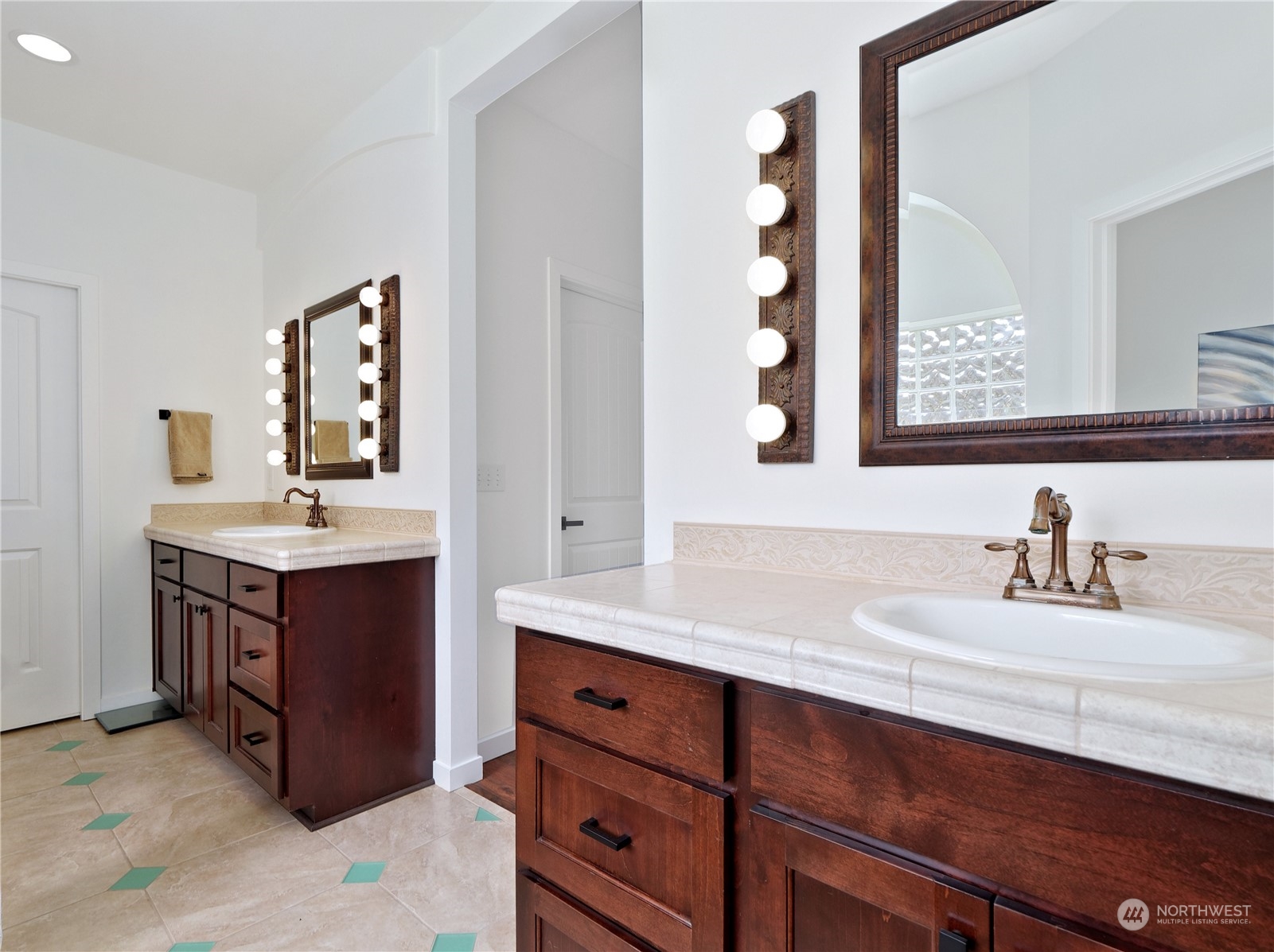 DOUBLE SINKS AT PRIMARY BATHROOM