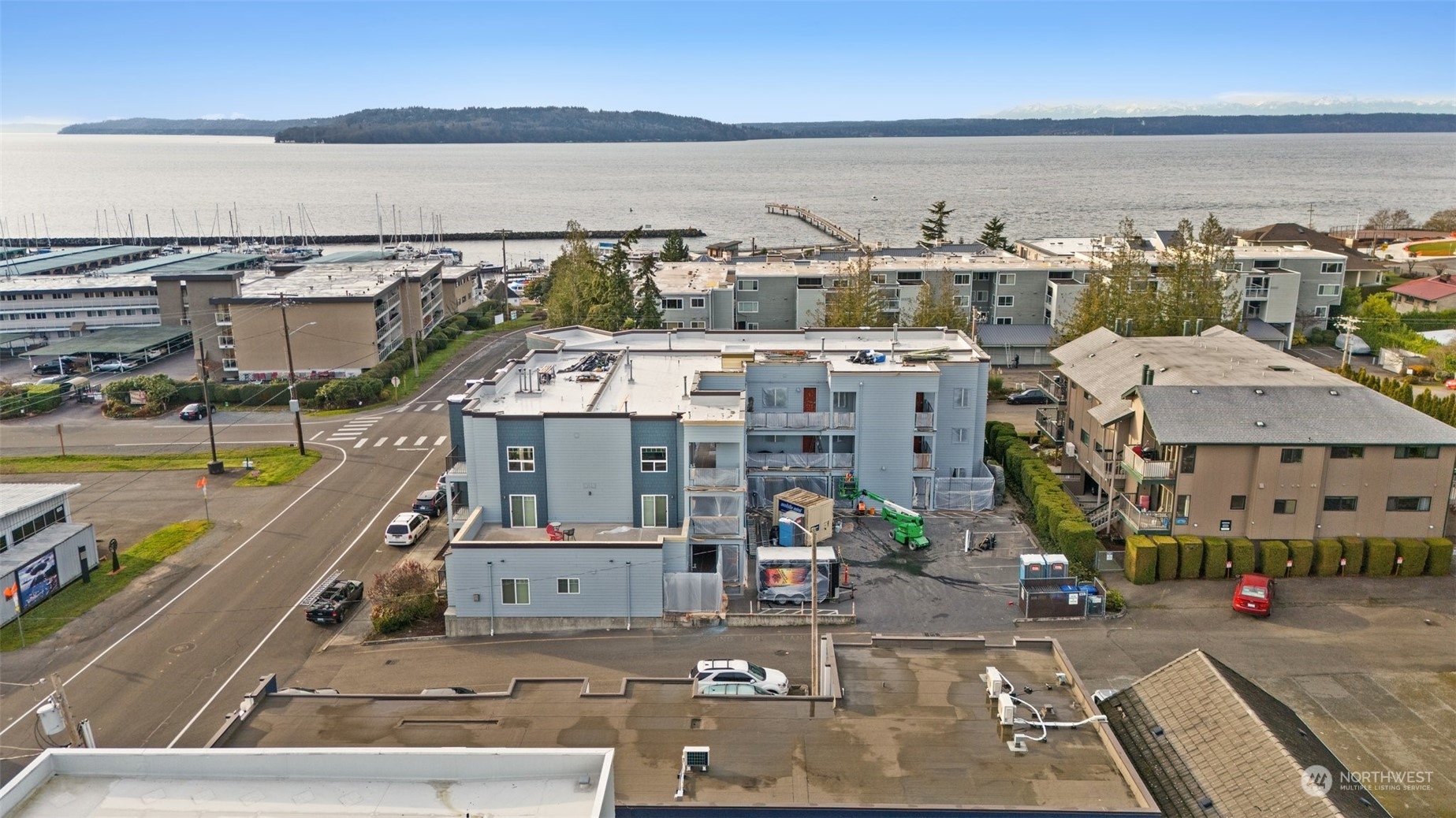 Building on the corner and just minutes to the Pier