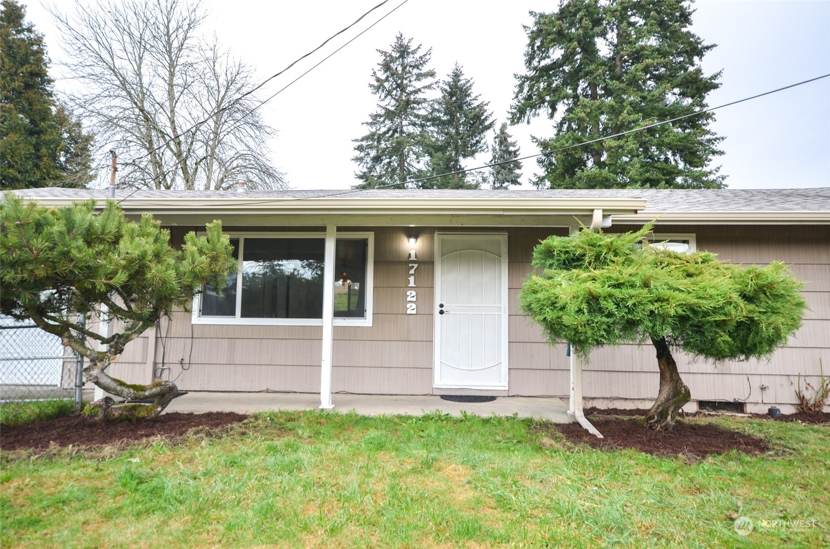 Double paned vinyl windows and New Roof. Super Clean Home !